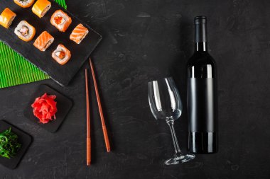 Suşi Set sashimi ve suşi rulo, şişe şarap ve bir cam taş Kayrak servis.