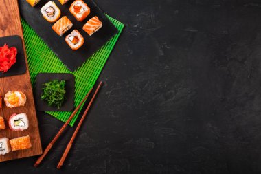 Wasabi ve zencefil siyah masada siyah taş tepsi ile Sushi seti. Üstten Görünüm.
