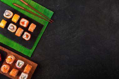 Wasabi ve zencefil siyah masada siyah taş tepsi ile Sushi seti. Üstten Görünüm.