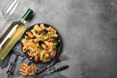 Deniz ürünleri ve taş masada beyaz şarap ile makarna. Midye ve karides. Üstten Görünüm