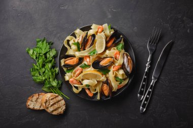 Taş Masa üzerinde deniz ürünleri ile makarna. Midye ve karides. Kopya alanı ile Üstten Görünüm