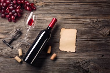 Akşam yemeği ayar kırmızı şarap ve rustik ahşap hediye tatil. Selam yeri olan üstten görünüm