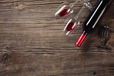 Sevgililer günü tebrik kartı. Kırmızı şarap, hediye kutusu ve ahşap masa gözlük. Selam yeri olan görüntülemek