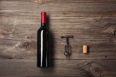 Şişe şarap şarap cam ve hediye kutusu ahşap arka plan üzerinde. Metniniz için kopya alanı ile üstten görünüm