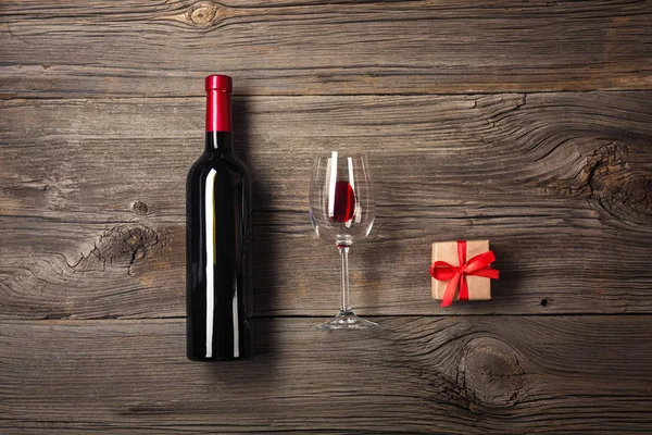 Flasche Wein Mit Weinglas Und Geschenkbox Auf Holzgrund Ansicht Von — Stockfoto