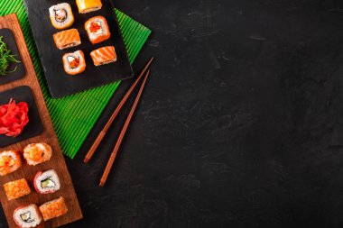 Wasabi ve zencefil siyah masada siyah taş tepsi ile Sushi seti. Üstten Görünüm.