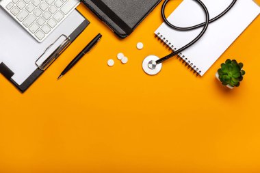 Doktor Resepsiyon stetoskop klavye Not defteri ve kalem, reçete ve senin metin için yer haplarla üstten görünüm.