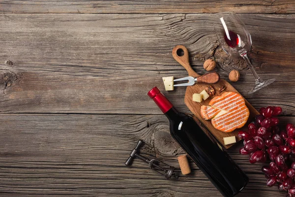 Cena Vacaciones Con Vino Tinto Queso Cremoso Sobre Madera Rústica —  Fotos de Stock