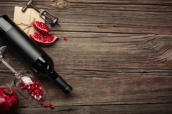 Frutto Melograno Maturo Con Bicchiere Vino Una Bottiglia Cavatappi Uno — Foto Stock