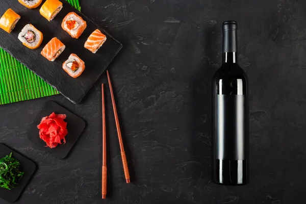 Suşi Set sashimi ve suşi rulo, şişe şarap ve bir cam taş Kayrak servis.