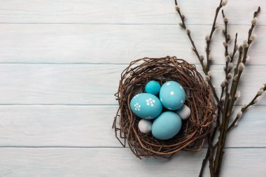 Yuva ve Kukum mavi boyalı yumurtalar. Paskalya tebrik kartı. Selam yeri olan üstten görünüm.