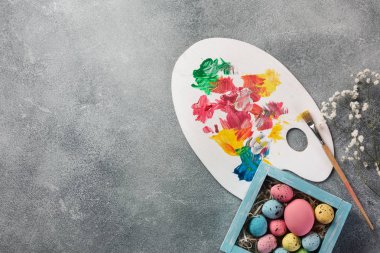 Renkli Paskalya yumurta kutusu ve tablo boyar. Kopya alanı ile üstten görünüm