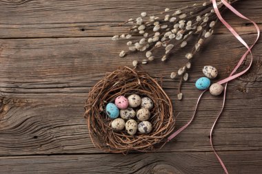 Bıldırcınlar yumurta yuva ve çiçekler. Paskalya tebrik kartı. Selam yeri olan Üstten Görünüm.