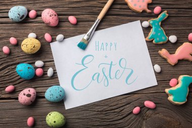 Ahşap tablo Easter gingerbread çerezleri. Tavşan ve yumurta. Tebrik kartı. Selam yeri olan Üstten Görünüm.