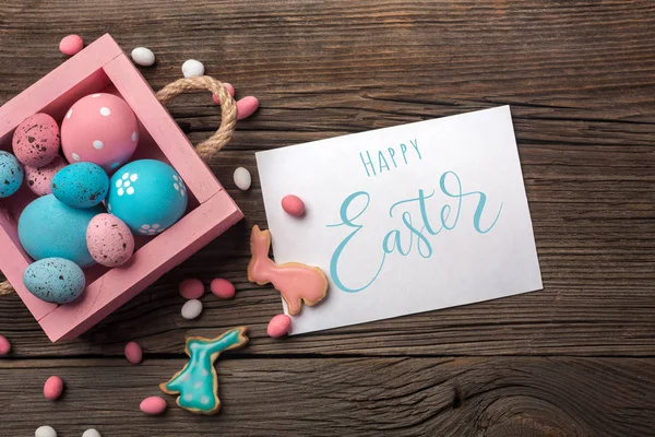 Ahşap tablo Easter gingerbread çerezleri. Tavşan ve yumurta. Tebrik kartı. Selam yeri olan Üstten Görünüm.