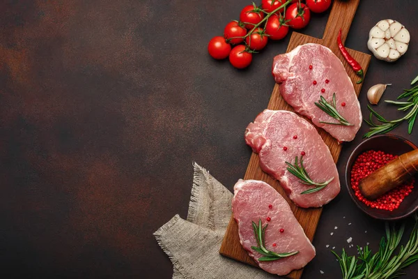 Pedaços Bife Porco Cru Tábua Corte Com Tomate Cereja Alecrim — Fotografia de Stock