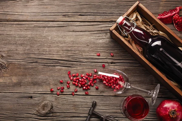 Reife Granatapfelfrüchte Mit Einem Glas Wein Eine Flasche Einer Schachtel — Stockfoto