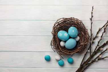 Yuva ve Kukum mavi boyalı yumurtalar. Paskalya tebrik kartı. Selam yeri olan üstten görünüm