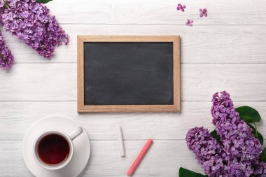 Leylak bir buket ile çay, beyaz tahtalar tahtaya tebeşir