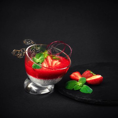 Çilekli tatlı mousse krema, karamel ve nane ile