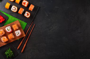 Suşi ve maki taş tablo kümesi. Kopya alanı ile Üstten Görünüm