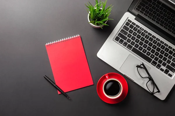 Boş ekran dizüstü bilgisayar, dizüstü bilgisayar, fare, kahve ve diğer office siyah ofis resepsiyon masası. Kopya alanı ile Üstten Görünüm.