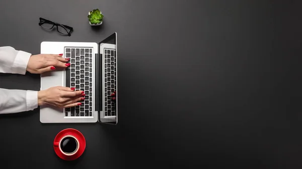 Office Masaüstü kopya alanı ile. Dizüstü bilgisayarda çalışan kadın.