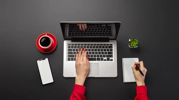Office Masaüstü kopya alanı ile. Dizüstü bilgisayarda çalışan kadın.