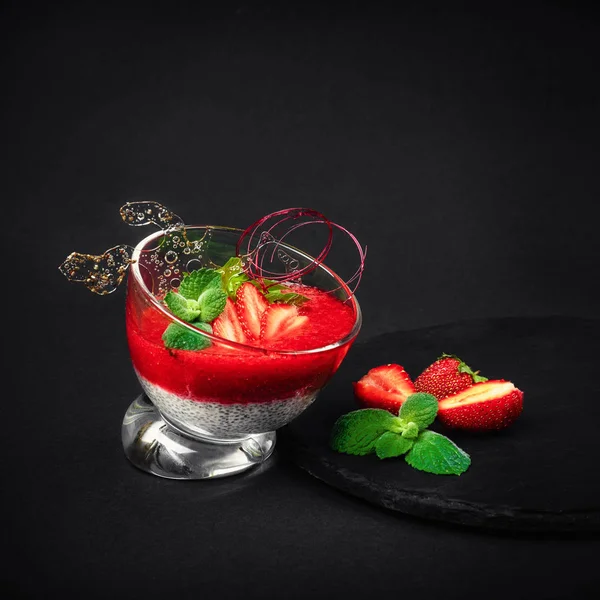 草莓甜点慕斯与奶油, 焦糖和薄荷 — 图库照片