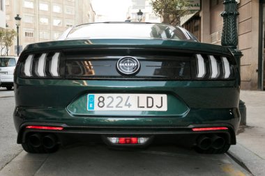 Vigo, İspanya - 18 Şubat 2020: 18 Şubat 2020 'de Vigo şehrinde park edilmiş Ford Mustang Bullitt 2020' nin arka görüntüsü.