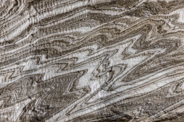 Bir yeraltı tuz madenindeki doğal, ham tuzun soyut gri dokusu.