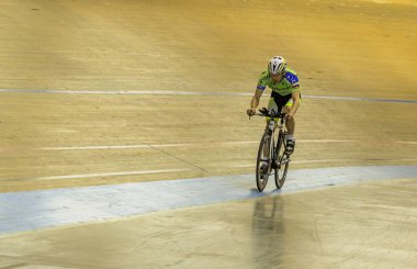 Bisiklete binme yolda atlet yarışmalara katılmaktadır.