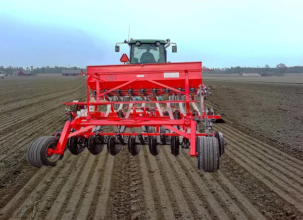 Трактор Поле Красным Ярким Сеялкой Посева Пшеницы Других Культур — стоковое фото