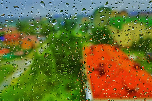 Капли Дождя Ярко Красном Зеленом Фоне — стоковое фото