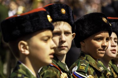 Papa düzenli satırlardaki genç Kazaklar zafer geçidi 9 Mayıs git.