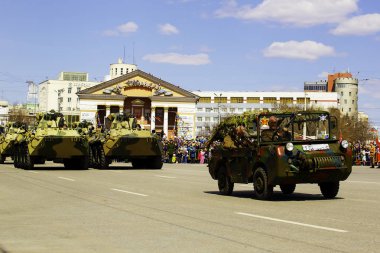 Tatil, zafer günü-Mayıs 9. Meydanda askeri teçhizat.