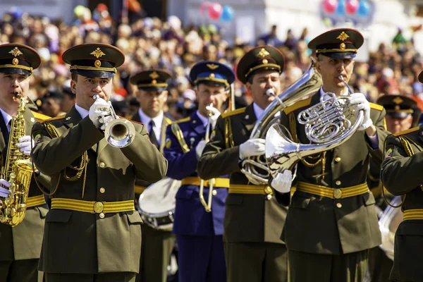 Военные Музыканты Играют Оркестре Площади Солнечный День — стоковое фото