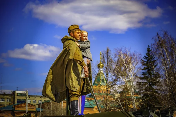 Ein Soldat Mit Einem Kind Auf Dem Arm Symbolisiert Frieden — Stockfoto