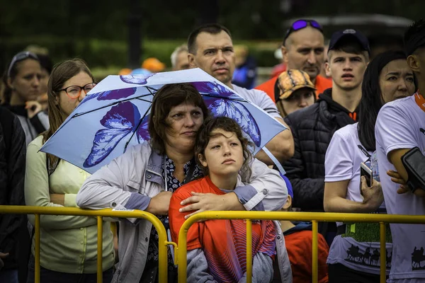 Large Number Spectators Watch Worry Participants Marathon — Stock Photo, Image