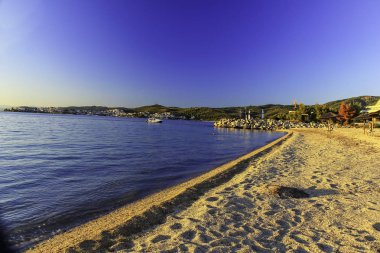 Deniz sörf, sarı kum ve parlak mavi deniz ve gökyüzü, Yunanistan.