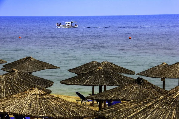 Морской Серф Пляж Желтый Песок Ярко Голубое Море Небо Греции — стоковое фото