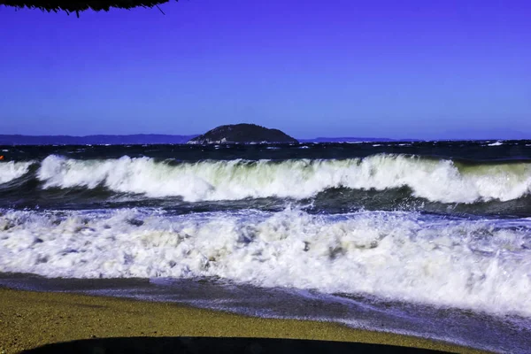 海サーフ 黄色い砂と明るい青い海とギリシャの空 — ストック写真