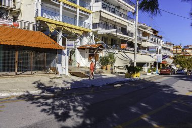 Eski Yunanistan'da Akdeniz kıyısında küçük bir kasaba sokaklarında dar. İlginç, renkli mimarisi. Modern binalar bir tarihsel geçmişi, güzel, Güney ülke, parlak araba ile arada