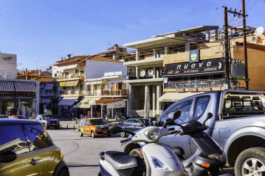 Eski Yunanistan'da Akdeniz kıyısında küçük bir kasaba sokaklarında dar. İlginç, renkli mimarisi. Modern binalar bir tarihsel geçmişi, güzel, Güney ülke, parlak araba ile arada