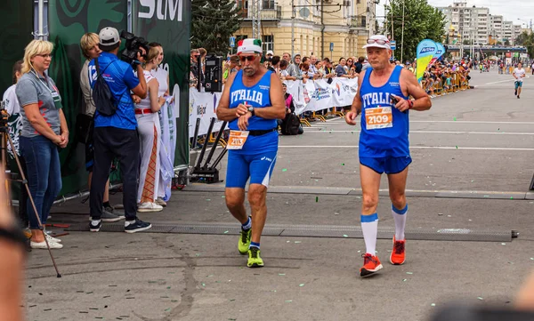 参加西伯利亚马拉松赛的意大利运动员 — 图库照片