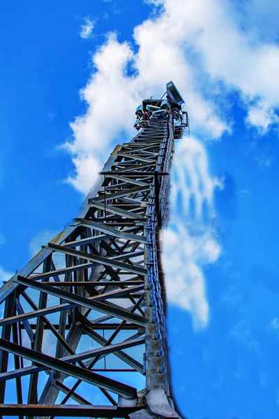 Mástil Telecomunicaciones Metal Alto Descansa Sobre Nubes — Foto de Stock