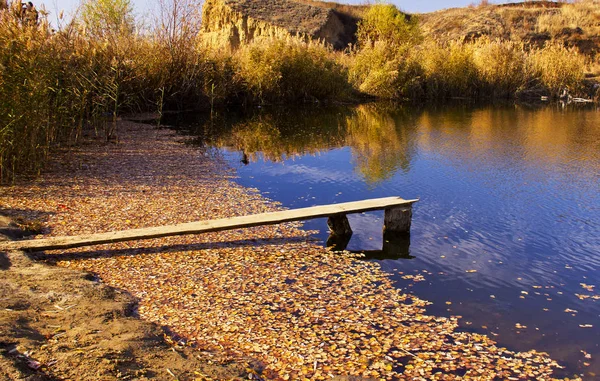 Traje Otoño Brillante Árboles Reflejados Agua Pequeñas Pasarelas Lago Con — Foto de Stock