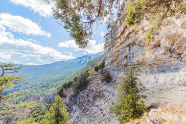 Yalta 'nın dik dağ uçurumları her zaman turistleri cezbetmiştir. Doğal güzellik, temiz hava, Yalta şehrinin muhteşem manzarası. Uçurumun kenarında bir yürüyüş yolu var..