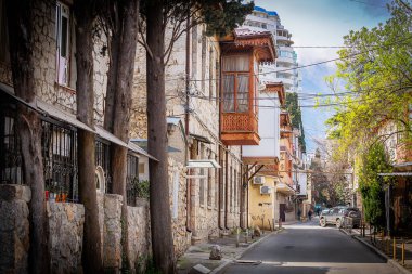 Yalta 'nın eski sokakları güzellikleri ve özgünlükleriyle turistleri cezbeder. Filmler burada yapılmıştır..