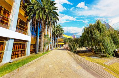 Parlak güneş, bulutlu mavi gökyüzü. Modern binalar ve ilginç mimari modern Soçi 'nin süsü haline gelmiştir..